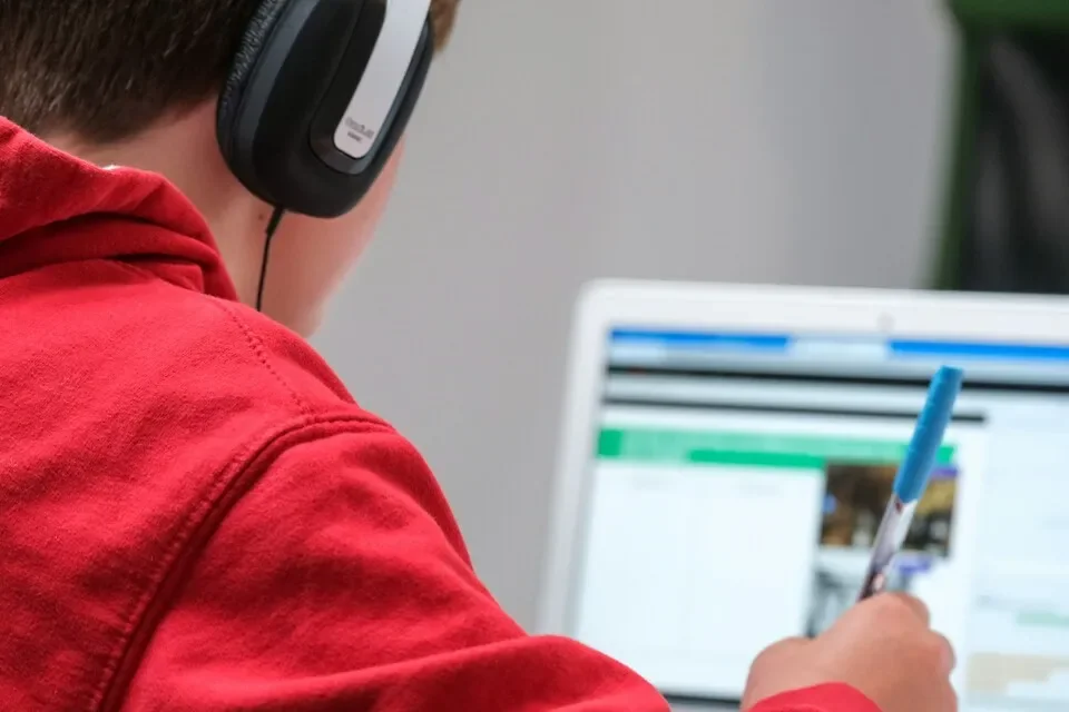 Jak wygląda tryb online na studiach z zarządzania i dla kogo się sprawdza